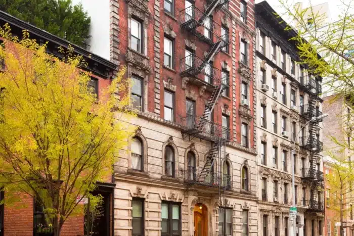 Les New-Yorkais ont littéralement alourdi leur sol jusqu’à 600 mm en construisant sur des argiles et remblais