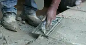 Les maçons sont unanimes, mettre un filet en fibre de verre sur le ciment reste la meilleure astuce pour imperméabiliser une terrasse