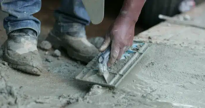 Les maçons sont unanimes, mettre un filet en fibre de verre sur le ciment reste la meilleure astuce pour imperméabiliser une terrasse