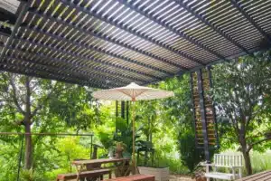 Ne jetez pas les bouteilles en plastique, elles sont précieuses : fabriquer un auvent maison pour créer de l'ombre dans votre jardin