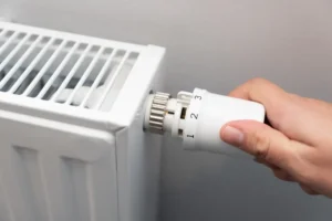 Ni éteindre vos radiateurs ni les purger : cet objet que vous avez déjà dans un tiroir améliore leur rendement selon les chauffagistes