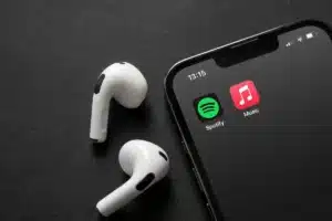 « On ne s'attendait pas à ça de la part d'Apple » : iFixit démonte les AirPods 5 et découvre un score de réparabilité record