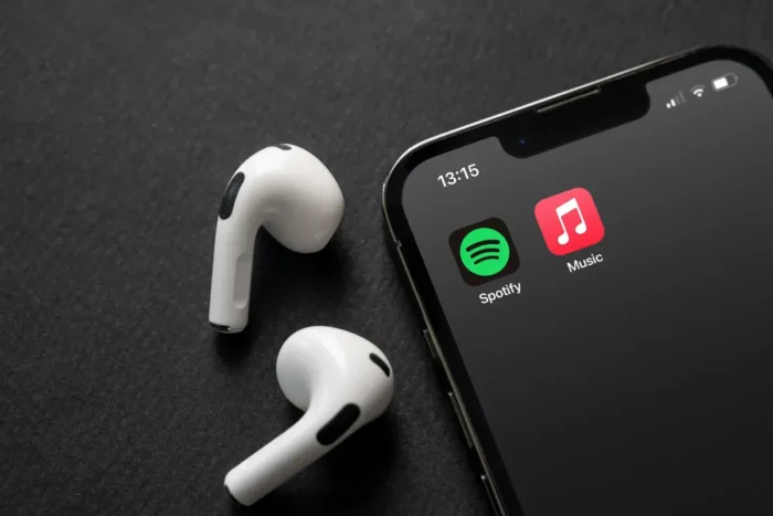 « On ne s'attendait pas à ça de la part d'Apple » : iFixit démonte les AirPods 5 et découvre un score de réparabilité record