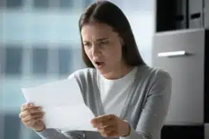 « On nous avait promis du gratuit » : ces particuliers découvrent qu'ils doivent rembourser jusqu'à 40 000€ de crédits qu'ils pensaient offerts