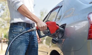 Rouler au rouge : cette technique employée par certains conducteurs pour réduire le coût du carburant les expose à de fortes sanctions