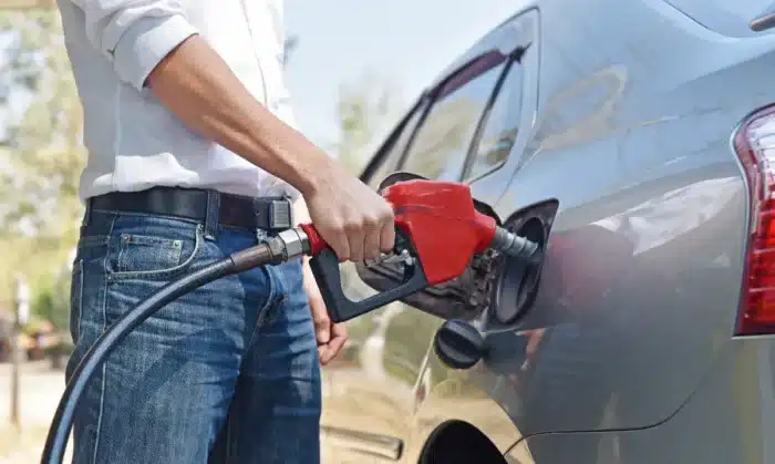 Rouler au rouge : cette technique employée par certains conducteurs pour réduire le coût du carburant les expose à de fortes sanctions