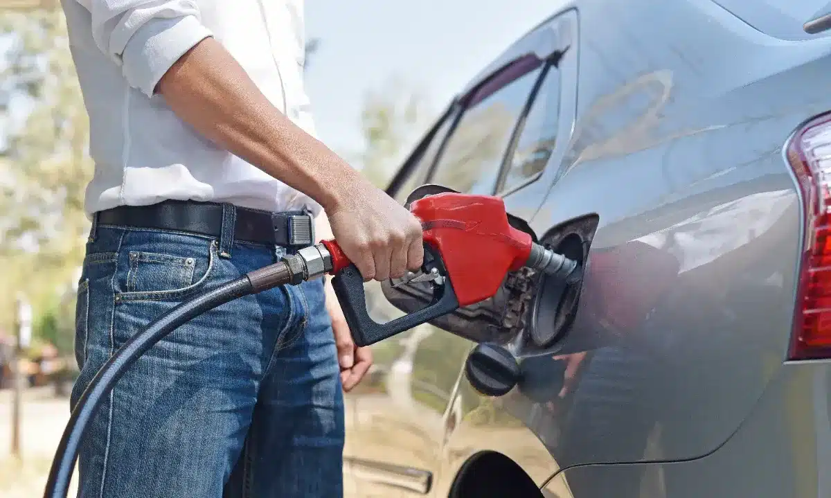 Rouler au rouge : cette technique employée par certains conducteurs pour réduire le coût du carburant les expose à de fortes sanctions