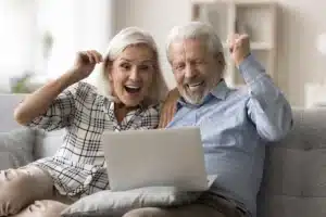 Un couple de retraités chauffe sa maison avec un data center dans le jardin et réduit sa facture d'énergie de 90% : « C'est vraiment génial »