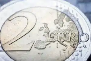Un retraité a retrouvé une pièce de 2€ dans son canapé : un numismate lui en a offert 1 000€, et ce n'est pas la plus rare