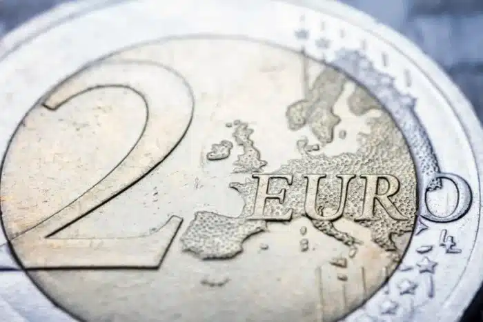 Un retraité a retrouvé une pièce de 2€ dans son canapé : un numismate lui en a offert 1 000€, et ce n'est pas la plus rare